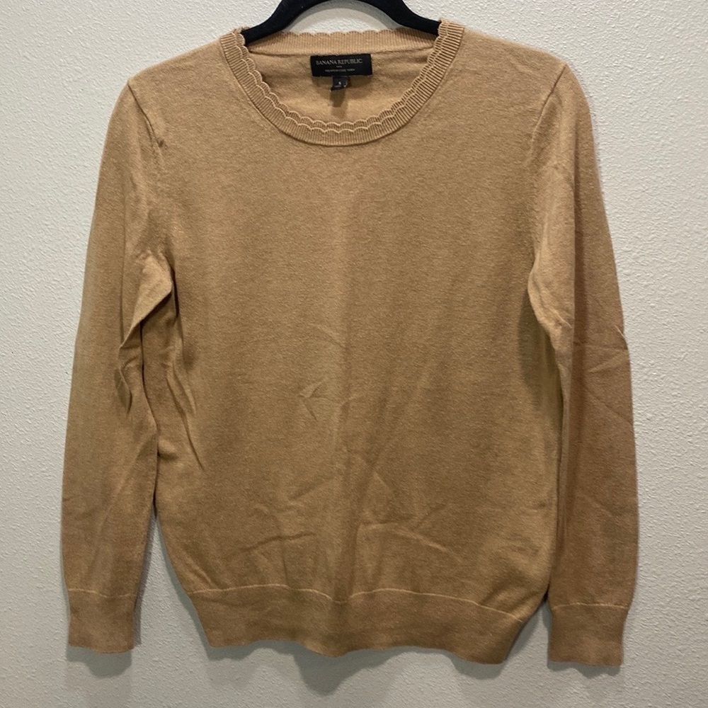 Banana Republic factory tan crew scalloped neckline